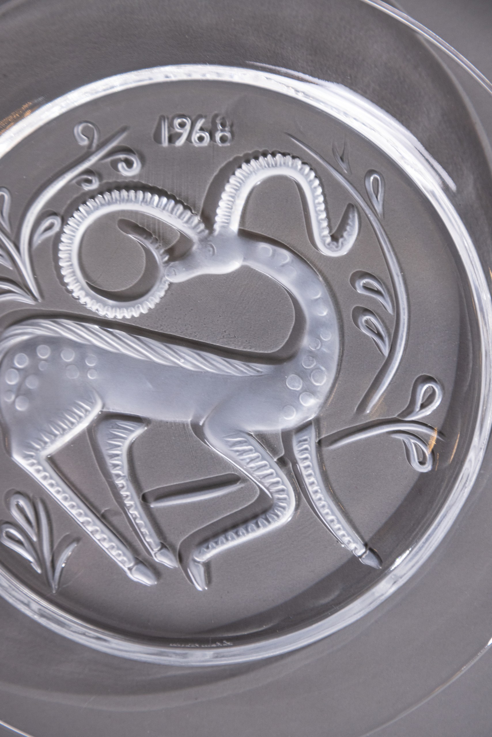Декоративное блюдо Lalique с антилопой из ограниченной юбилейной серии